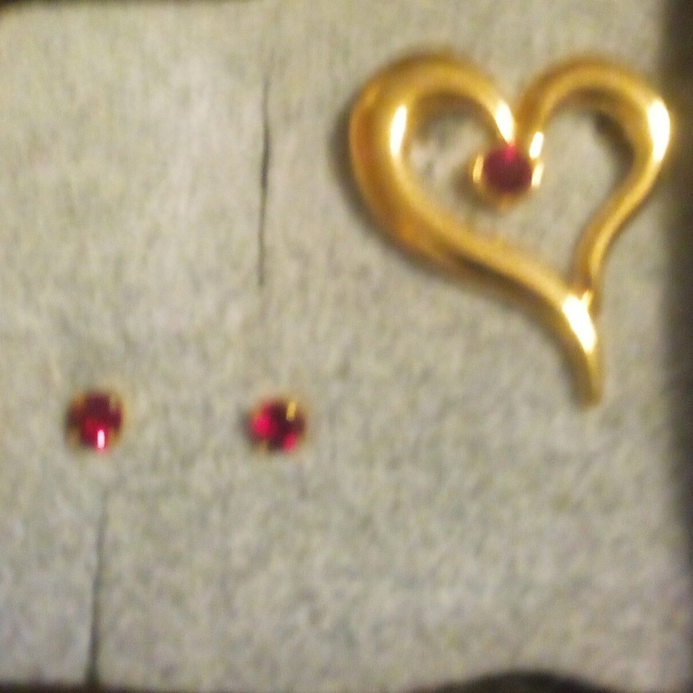 Vintage Avon Gold Tone Heart Brooch and Red Faux Ruby Stud Earrings Jewelry Set - Picture 6 of 8